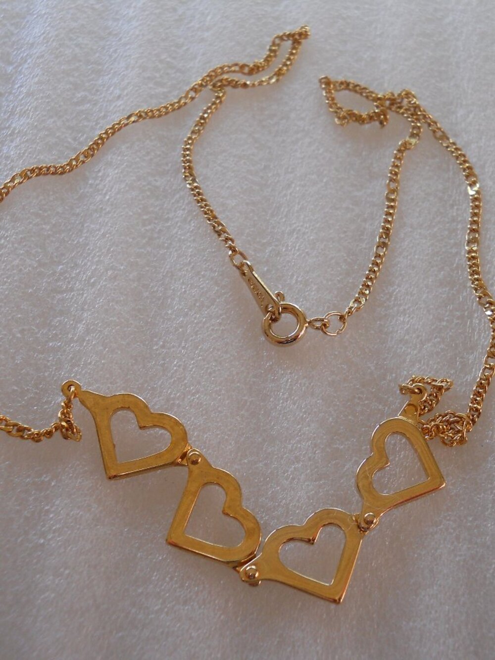 Avon - Carefree Hearts Pendant Necklace    1030